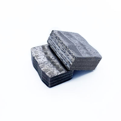 Cortar las puntas del segmento de granito de diamante con diamantes sintéticos y aditivos metálicos