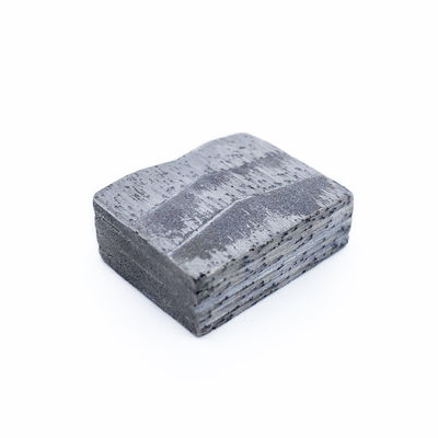 Cortar las puntas del segmento de granito de diamante con diamantes sintéticos y aditivos metálicos