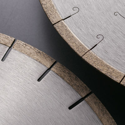 Presión en frío 350 mm J-Slot Diamond Segment Saw Blade para el corte de mármol de grado industrial