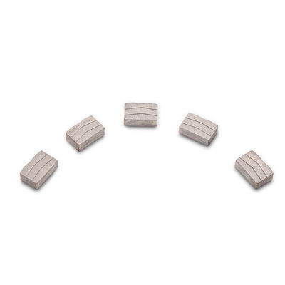 Segmento de diamante de granito duradero de forma M de 24*7,6/8,4*15 mm para cuchilla multi-cortadora de 6,5 mm