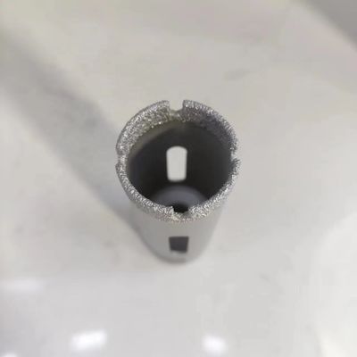 35 mm M14 Diamante para perforación en seco Porcelana de Dekton segmentada sobre base de acero negro
