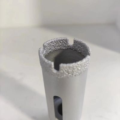 35 mm M14 Diamante para perforación en seco Porcelana de Dekton segmentada sobre base de acero negro
