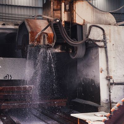 Máquina de corte de piedra de 55kw con motor de 1600 mm de brazo único y cuchillas múltiples para cortador de bloques de granito