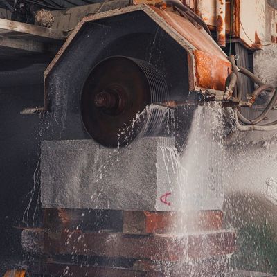 Máquina de corte de piedra de 55kw con motor de 1600 mm de brazo único y cuchillas múltiples para cortador de bloques de granito