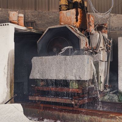 Máquina de corte de piedra de 55kw con motor de 1600 mm de brazo único y cuchillas múltiples para cortador de bloques de granito