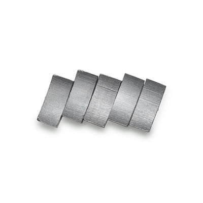 Segmentos de diamantes de larga duración con forma de segmento de capa para la construcción de brocas centrales