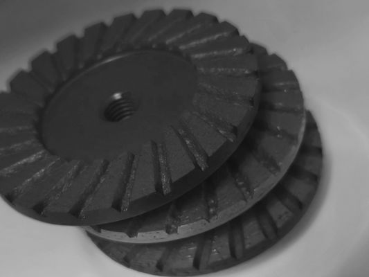 Rueda de la Taza Turbo Segmentada con Diamante de 125 mm para el rectificado rápido y eficaz del suelo de granito