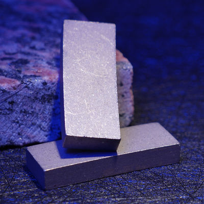 Máquina de prensado en frío de polvo de metal de segmento de diamante para corte en húmedo de D2000 2500 mm en Indonesia
