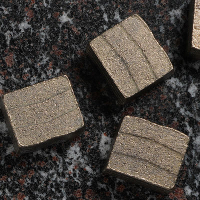 Máquina de prensado en frío de polvo de metal de segmento de diamante para corte en húmedo de D2000 2500 mm en Indonesia